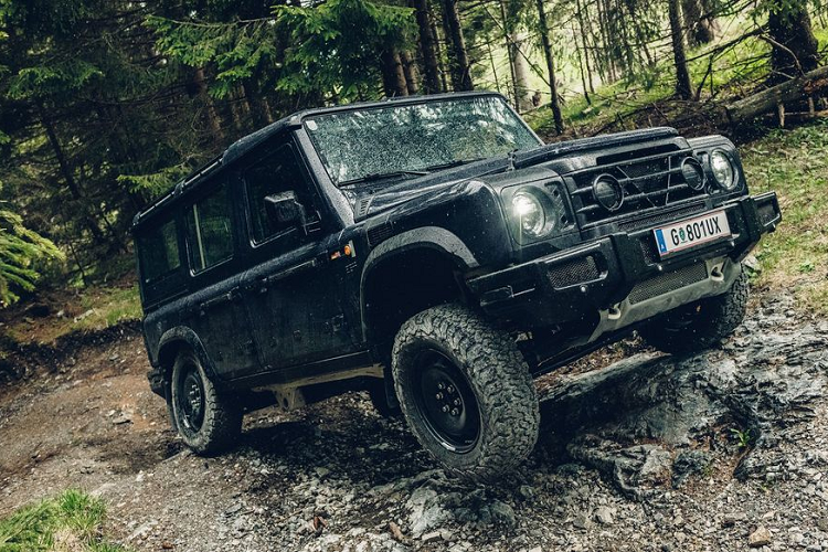  6. Ineos Grenadier Ineos là một hãng xe start-up tại Anh quốc được ra đời vào năm 2017. Grenadier là mẫu xe bán tải đầu tiên của hãng và dự kiến sẽ được ra mắt vào tháng 3 năm sau. Ineos Grenadier được đánh giá là một mẫu xe off-road cứng cáp và có khả năng vượt địa hình đáng gờm. Ngoài ra, ưu điểm của mẫu xe này còn nằm ở sức tải hàng lên tới 1 tấn, sức kéo 3,5 tấn và sức tải trọng mái 150 kg. Ineos Grenadier có thiết kế khá giống với Defender và từng bị hãng Land Rover khởi kiện. Tuy nhiên với những ưu điểm kể trên thì Grenadier là mẫu xe rất đáng để mong đợi.