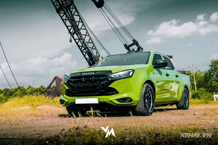  3. Isuzu D-Max Isuzu D-Max đã là trụ cột trầm lắng trong phân khúc xe bán tải trong nhiều năm qua. Hãng ô tô Nhật rất giỏi trong việc chế tạo xe tải, và không quá bất ngờ khi chiếc bán tải D-Max rất được ưa chuộng tại khu vực Châu Âu. D-Max đời mới được trang bị nội thất đẹp mắt, hiện đại hơn, cùng khung gầm chắc chắn với khả năng off-road cực tốt. Tuy nhiên, Isuzu D-Max vẫn tụt hậu so với các đối thủ do vẫn sử dụng động cơ 1.9L như trước đây. Tại thị trường Việt Nam, Isuzu D-Max không được lòng người tiêu dùng nên luôn nằm trong nhóm xe bán chậm nhất thị trường. Thệ hệ mới của D-Max được ra mắt tại Việt Nam hồi tháng 4 với 3 phiên bản. Giá bán của chiếc bán tải đến từ Nhật Bản dao động từ 630-850 triệu VNĐ.