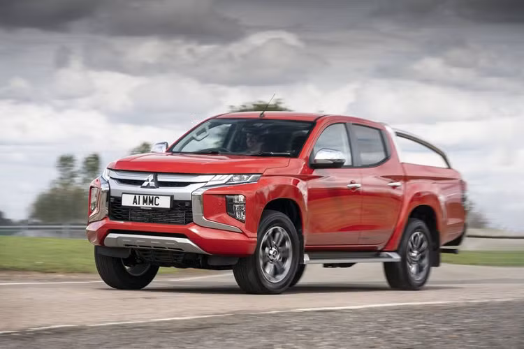  5. Mitsubishi L200 Được biết, Mitsubishi sẽ ngừng bán L200 tại thị trường Châu Âu vào cuối năm nay. Mitsubishi L200 có thiết kế kiểu dáng hiện đại, hấp dẫn cùng khả năng off-road ấn tượng trên các địa hình khắc nghiệt. Mặt khác, khoang nội thất của xe lại không được đánh giá cao vì khá chật chội và khả năng chống ồn kém.