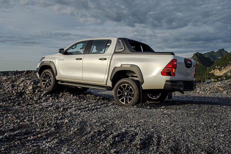 Toyota Hilux là một trong những mẫu bán tải gia nhập thị trường Việt Nam sớm nhất và khá được lòng người tiêu dùng bởi vẻ ngoài hiện đại, độ bền cao, đồng thời phụ tùng dễ thay và sửa chữa. Tại thị trường Việt Nam, Toyota Hilux đang được bán với 4 phiên bản cùng 2 tùy chọn động cơ gồm diesel 2.4L và 2.8L. Giá bán của xe dao động từ 628 - 913 triệu VNĐ.