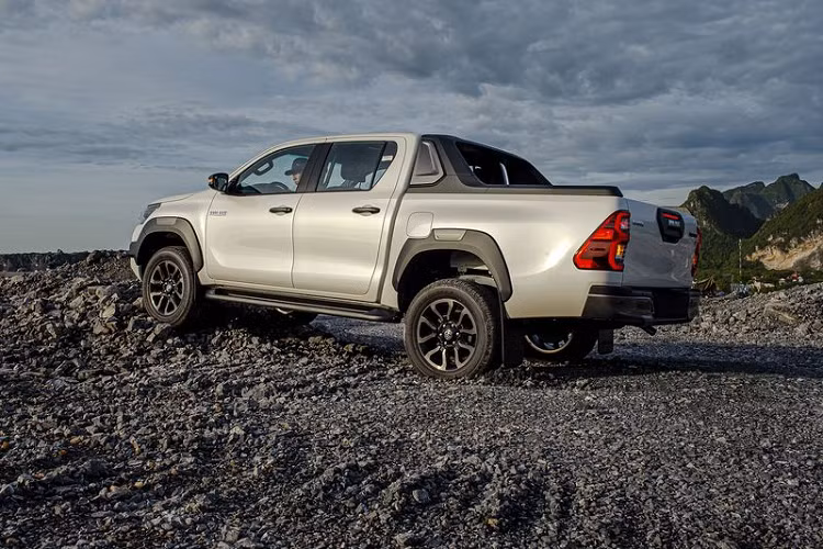 Toyota Hilux là một trong những mẫu bán tải gia nhập thị trường Việt Nam sớm nhất và khá được lòng người tiêu dùng bởi vẻ ngoài hiện đại, độ bền cao, đồng thời phụ tùng dễ thay và sửa chữa. Tại thị trường Việt Nam, Toyota Hilux đang được bán với 4 phiên bản cùng 2 tùy chọn động cơ gồm diesel 2.4L và 2.8L. Giá bán của xe dao động từ 628 - 913 triệu VNĐ.