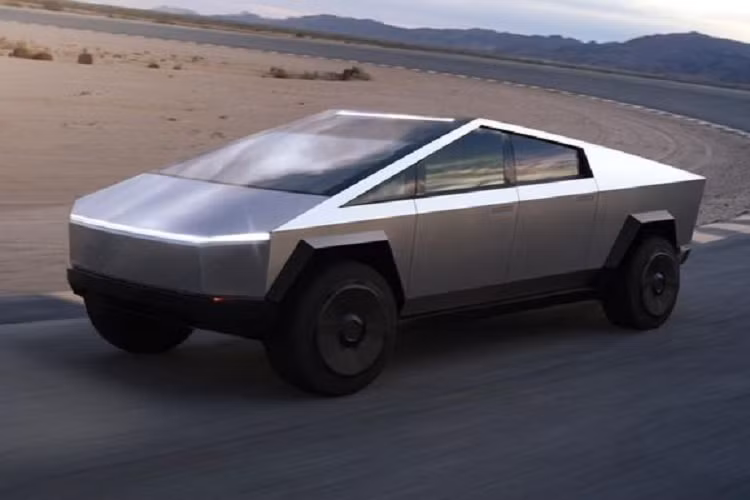  10. Tesla Cybertruck Cybertruck được công bố lần đầu tiên vào năm 2019, tuy nhiên tới nay mẫu xe này vẫn chưa được bán ra thị trường. Tesla Cybertruck có một ngoại hình góc canh với kích thước khá lớn. Đặc biệt, chiếc bán tải điện này có phạm vi vận hành lên đến 980km ở phiên bản cao cấp nhất. Nếu so sánh với các đối thủ, Cybertruck sẽ có khả năng di chuyển tốt hơn nhiều. Cụ thể, Ford F-150 Lightning có thể chạy tối đa 480 km, trong khi GMC Hummer EV và Rivian R1T có phạm vi di chuyển khoảng 560-640km. Tesla Cybertruck có giá khởi điểm 39.900 - 69.900 USD (~ 915 triệu - 1,6 tỷ VNĐ) và sẽ bắt đầu bàn giao cho khách hàng trong năm 2022.