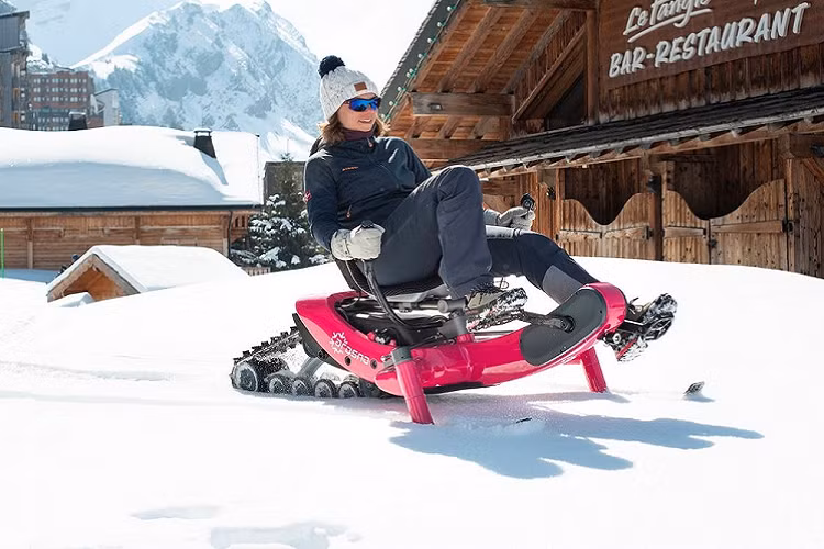 Đó là điểm bán hàng lớn nhất của chiếc xe đạp điện Arosno e-trace công nghệ mới này: nó được tuyên bố là đủ ổn định để sử dụng trên mọi loại tuyết, đáng tin cậy vì nó có nhiều lực mô-men xoắn và mang lại khả năng cơ động cao, và thú vị vì bạn có thể đạp chân để di chuyển.