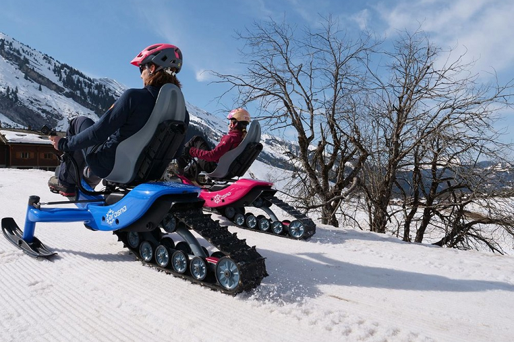 Hiện tại, họ cung cấp e-trace với hai màu xanh và hồng, giá đơn đặt trước là 6.690 euro (khoảng 179 triệu đồng), và giá bán lẻ là 7.990 euro (khoảng 214 triệu đồng). Quá trình sản xuất và giao hàng sẽ diễn ra trong năm 2022.