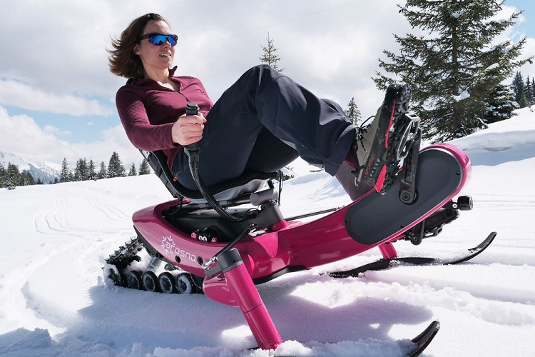 Động cơ được cung cấp năng lượng bởi bộ pin lithium 40 volt, hứa hẹn phạm vi hoạt động ước tính là 45 km cho một lần sạc, và bạn có thể tùy chọn thêm giá đỡ phía sau cho bộ pin phụ, nếu bạn mong muốn đi xa hơn. E-trace nặng 45 kg, và có thể nâng đỡ tổng trọng lượng 120 kg. Chiều cao tối đa cho phép là 170 cm.