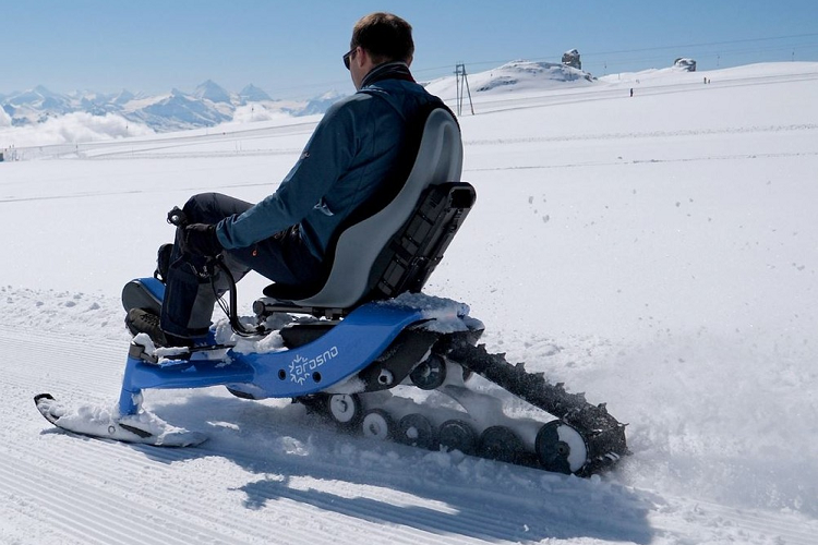 E-trace đặt người lái ở tư thế nằm nghiêng, trên một chiếc ghế công thái học được giới thiệu là đủ thoải mái cho một chuyến đi dài. Các bàn đạp di chuyển bánh xích phía sau nhờ một dây xích ẩn, gắn với rãnh cao su Camso. Hai ván trượt chất liệu polyethylene ở phía trước mang lại khả năng bẻ lái và ổn định tuyệt vời.