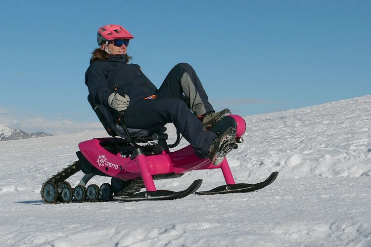 E-trace là một chiếc xe đạp điện, vì vậy nó tất nhiên có sự hỗ trợ của một mô tơ. Để tránh bị phân loại là xe cơ giới, Arosno lựa chọn mô tơ Sachs RS 250 W cung cấp 110 Nm mô-men xoắn cực đại và tốc độ tối đa 25 km/h. Đây là tốc độ tối đa được phép đối với xe đạp điện ở hầu hết các nước châu Âu, và nó sẽ cho phép bất kỳ ai sử dụng mà không cần giấy tờ và bằng lái bổ sung.