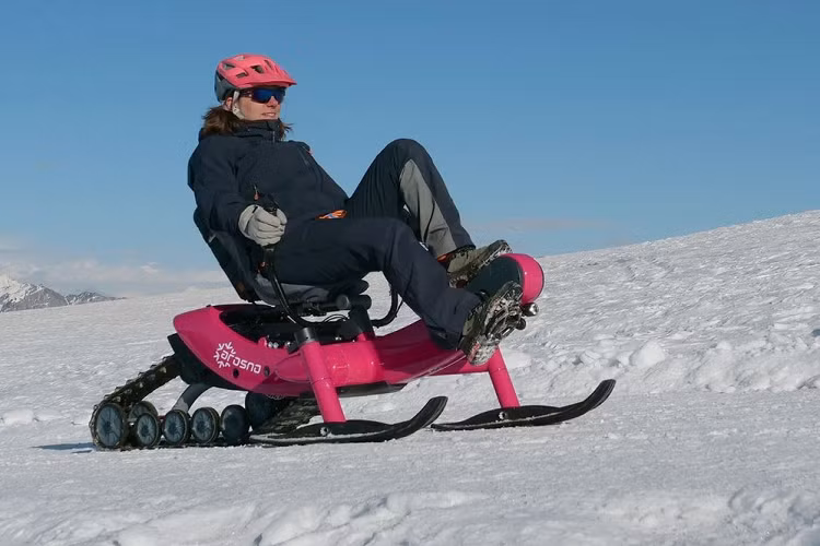 E-trace là một chiếc xe đạp điện, vì vậy nó tất nhiên có sự hỗ trợ của một mô tơ. Để tránh bị phân loại là xe cơ giới, Arosno lựa chọn mô tơ Sachs RS 250 W cung cấp 110 Nm mô-men xoắn cực đại và tốc độ tối đa 25 km/h. Đây là tốc độ tối đa được phép đối với xe đạp điện ở hầu hết các nước châu Âu, và nó sẽ cho phép bất kỳ ai sử dụng mà không cần giấy tờ và bằng lái bổ sung.