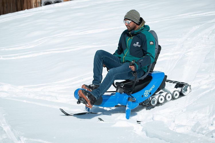 Giống như với một chiếc xe đạp, bạn không cần phải đạp xuống dốc, nhưng bạn sẽ phải vận động chân ở chỗ khác. Arosno nói rằng e-trace có thể leo dốc tới 60%, nhưng tất cả đều phụ thuộc vào điều kiện địa hình, và quan trọng hơn là tình trạng thể chất của người lái.