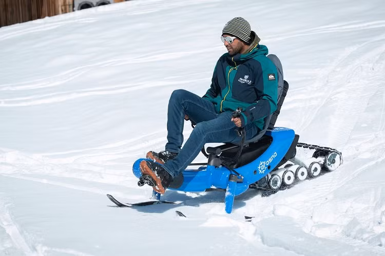 Giống như với một chiếc xe đạp, bạn không cần phải đạp xuống dốc, nhưng bạn sẽ phải vận động chân ở chỗ khác. Arosno nói rằng e-trace có thể leo dốc tới 60%, nhưng tất cả đều phụ thuộc vào điều kiện địa hình, và quan trọng hơn là tình trạng thể chất của người lái.