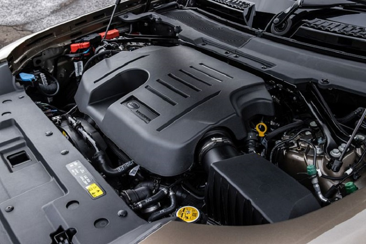 Mặc dù sở hữu tầm vóc tương đối nhỏ bé với chiều dài trục cơ sở xấp xỉ 2.6m, nhưng Defender 90 trông không giống như một phiên bản thu nhỏ của Defender 110 với khả năng kém vượt trội hơn. Ngược lại, với thiết kế hông xe chắc chắn và vòm bánh bo vuông dày dặn càng làm tôn lên dáng vẻ mạnh mẽ, khỏe khoắn và tràn đầy năng lượng của Defender 90. Phiên bản tham gia cuộc thử nghiệm thực tế được nhắc đến trong bài là Land Rover Defender 90 SE với động cơ P300 bốn xy-lanh tiêu chuẩn, đồng thời sử dụng các lò xo thép truyền thống, thay vì tùy chọn hệ thống treo khí nén có thể điều chỉnh chiều cao xe. 