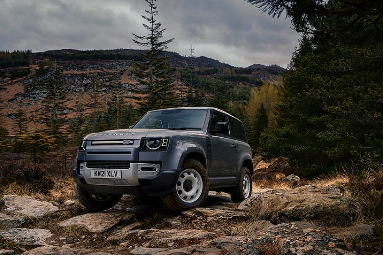 Như đã biết, mẫu xe Defender mới chính thức trình làng thị trường Việt vào tháng 9 năm ngoái với phiên bản Defender 110. Cách đây không lâu, nhà sản xuất xe Anh Quốc tiếp tục vén màn một phiên bản Defender 90 hoàn toàn mới. Sự khác biệt rõ ràng nhất ở phiên bản Defender 90 so với phiên bản 110 là ở thiết kế với 3 cửa, tùy chọn chỗ ngồi linh hoạt từ 5 chỗ cho tới 6 chỗ ngồi.