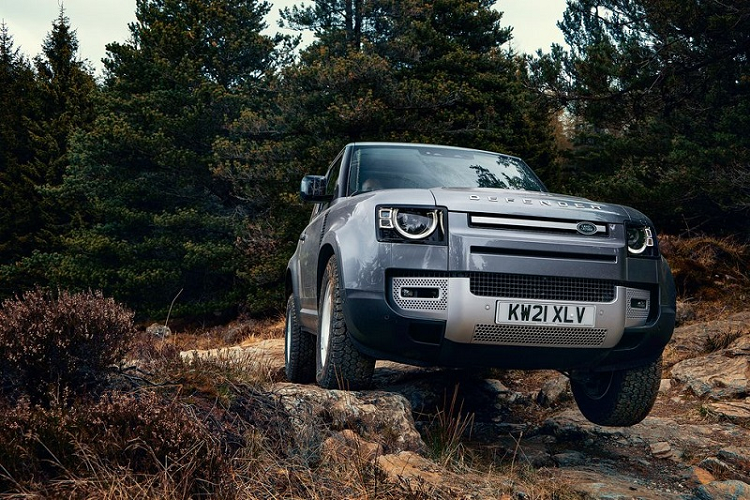 Land Rover Defender 90 cung cấp một khoang chứa hành lý phía sau có dung tích tiêu chuẩn 397 lít, tăng lên tối đa 1.563 lít khi gập hàng ghế sau lại. Tại thị trường Việt Nam, Land Rover Defender 90 hiện được phân phối với 2 phiên bản, bao gồm: Defender 90 SE trang bị động cơ P300 bốn xy-lanh 2.0L và Defender 90 X trang bị động cơ P400 sáu xy-lanh 3.0L mild hybrid. Giá xe Land Rover Defender 90 tương ứng cho 2 phiên bản là 3.935.000.000 đồng và 6.555.000.000 đồng, đã bao gồm thuế nhập khẩu, thuế tiêu thụ đặc biệt và thuế giá trị gia tăng. 