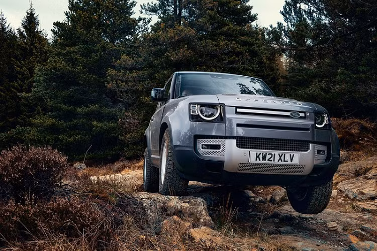 Land Rover Defender 90 cung cấp một khoang chứa hành lý phía sau có dung tích tiêu chuẩn 397 lít, tăng lên tối đa 1.563 lít khi gập hàng ghế sau lại. Tại thị trường Việt Nam, Land Rover Defender 90 hiện được phân phối với 2 phiên bản, bao gồm: Defender 90 SE trang bị động cơ P300 bốn xy-lanh 2.0L và Defender 90 X trang bị động cơ P400 sáu xy-lanh 3.0L mild hybrid. Giá xe Land Rover Defender 90 tương ứng cho 2 phiên bản là 3.935.000.000 đồng và 6.555.000.000 đồng, đã bao gồm thuế nhập khẩu, thuế tiêu thụ đặc biệt và thuế giá trị gia tăng. 