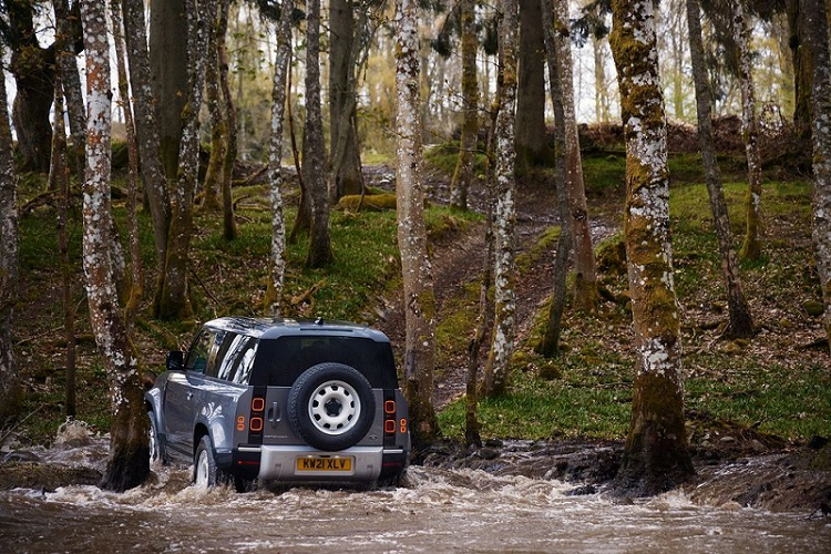 Với thiết kế 3 cửa, Land Rover Defender 90 mới có chiều dài tổng thể 4.583 mm, ngắn hơn 435 mm so với phiên bản Defender 110. Ngoại hình đặc trưng của Defender 90 vẫn tiếp tục được kế thừa ở thế hệ mới với ngôn ngữ thiết kế vuông vức, mạnh mẽ và tràn đầy năng lượng. Theo đánh giá từ giới chuyên gia, thiết kế hình học của Defender mang lại lợi ích vận hành rất tốt, đặc biệt là khi off-road: mui xe dài, đuôi xe ngắn thiết kế dựng đứng, khoảng sáng gầm cao và cột A dốc.