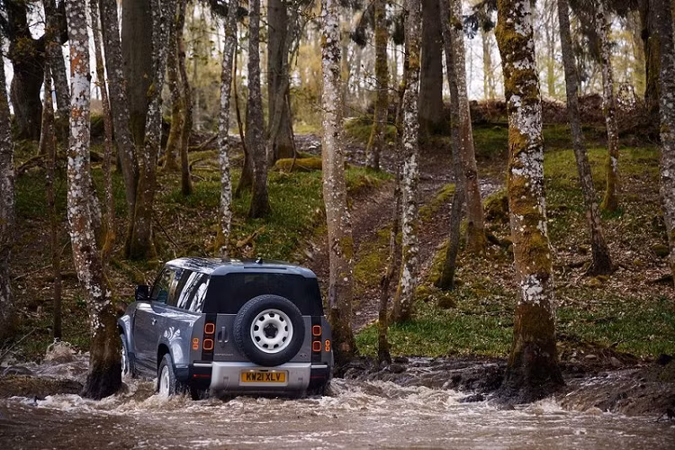 Với thiết kế 3 cửa, Land Rover Defender 90 mới có chiều dài tổng thể 4.583 mm, ngắn hơn 435 mm so với phiên bản Defender 110. Ngoại hình đặc trưng của Defender 90 vẫn tiếp tục được kế thừa ở thế hệ mới với ngôn ngữ thiết kế vuông vức, mạnh mẽ và tràn đầy năng lượng. Theo đánh giá từ giới chuyên gia, thiết kế hình học của Defender mang lại lợi ích vận hành rất tốt, đặc biệt là khi off-road: mui xe dài, đuôi xe ngắn thiết kế dựng đứng, khoảng sáng gầm cao và cột A dốc.