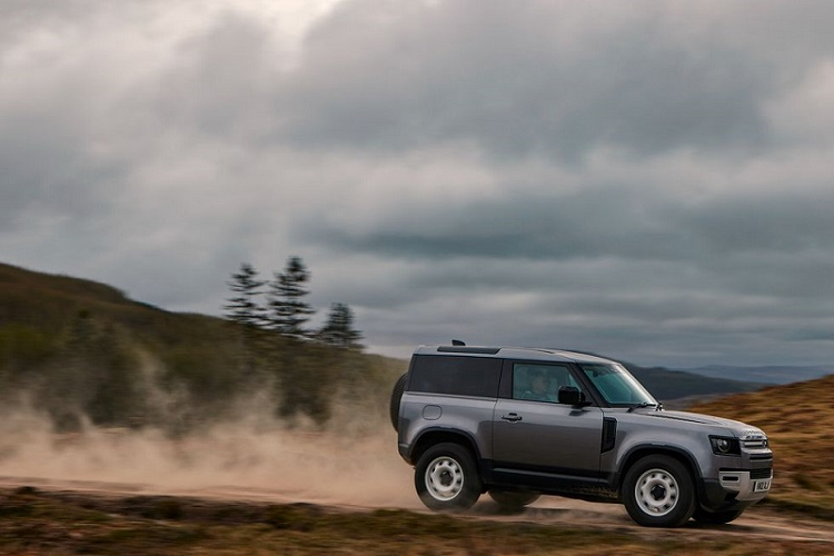 Defender 90 cung cấp cho khách hàng tùy chọn cấu hình tối đa 6 ghế ngồi, bao gồm 5 chỗ cơ bản cùng 1 ghế ngồi bổ sung được đặt ở chính giữa hàng ghế trước - đóng vai trò như ngăn xếp trung tâm khi gập lại. Tuy nhiên, với tùy chọn này, tầm nhìn ở phía sau gần như bị che khuất hoàn toàn, do đó khách hàng sẽ phải mua kèm bộ gương chiếu hậu điện tử dựa trên camera lùi ClearSight. 