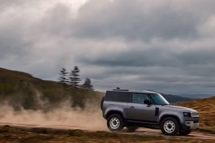 Defender 90 cung cấp cho khách hàng tùy chọn cấu hình tối đa 6 ghế ngồi, bao gồm 5 chỗ cơ bản cùng 1 ghế ngồi bổ sung được đặt ở chính giữa hàng ghế trước - đóng vai trò như ngăn xếp trung tâm khi gập lại. Tuy nhiên, với tùy chọn này, tầm nhìn ở phía sau gần như bị che khuất hoàn toàn, do đó khách hàng sẽ phải mua kèm bộ gương chiếu hậu điện tử dựa trên camera lùi ClearSight. 