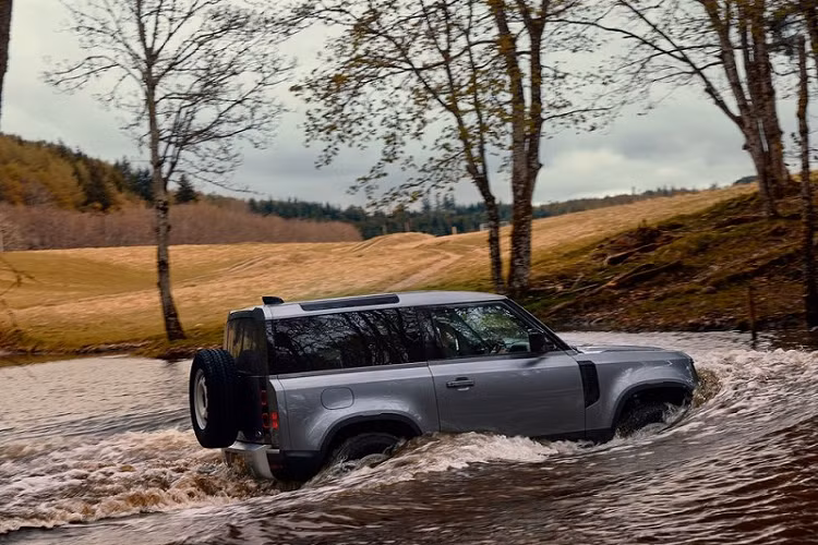 Khả năng vận hành của Land Rover Defender 90 2021 khiến mọi thứ dường như trở nên dễ dàng hơn bao giờ hết. Ở phiên bản cũ, mặc dù vẫn luôn được xem là mẫu xe địa hình tuyệt vời nhưng nó đòi hỏi người lái phải cân nhắc kỹ càng việc lựa chọn tỷ số truyền và khóa vi sai trung tâm. Hệ thống thích nghi địa hình Terrain Response trên thế hệ mới sẽ thay người lái thực hiện toàn bộ công việc này, chỉ cần lựa chọn đúng chế độ: Auto, Grass/Gravel/Snow, Mud Ruts, Sand hay Rock Crawl. 