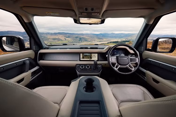 Đối với Land Rover, Defender luôn được coi là một biểu tượng của sức mạnh, của dòng xe việt dã. Thật vậy, ở phiên bản mới, với ngôn ngữ thiết kế có mục đích kết hợp cấu trúc thân xe tiên tiến cùng những công nghệ hàng đầu, Land Rover đã tạo ra một chiếc Defender phù hợp cho thế kỷ 21. Land Rover Defender 90 2021 có sẵn với 2 tùy chọn động cơ: P300 bốn xy-lanh và P400 sáu xy-lanh mild hybrid - kết hợp cùng hộp số tự động 8 cấp đảm bảo khả năng chinh phục và khám phá ưu việt nhất. 