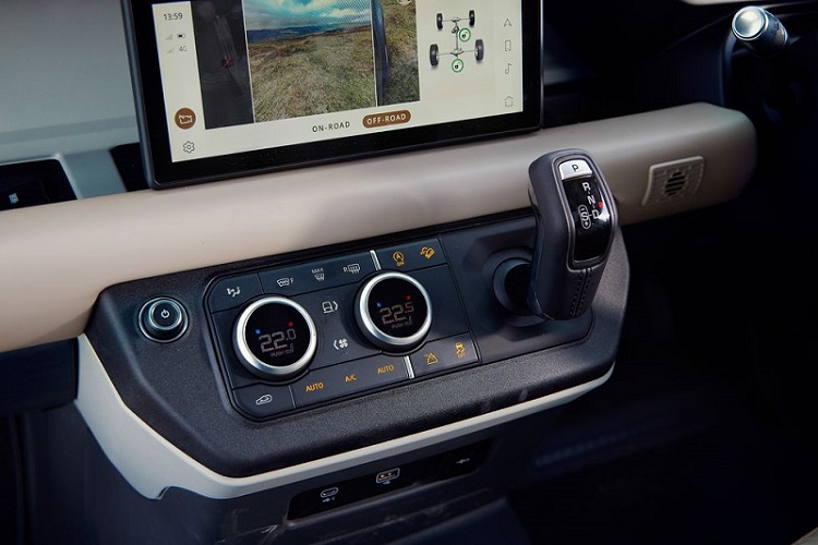 Ở bài kiểm tra khả năng lội nước thực tế, mặc dù đã tiến gần đến con số giới hạn độ sâu lội nước 850 mm, nhưng Defender 90 vẫn thể hiện một phong thái đủ tự tin, cố gắng lăn qua những tảng đá ngầm trơn trượt để chứng minh sức mạnh việt dã phi thường. Quá trình lội nước không có gì đáng lo ngại, ngoại trừ bộ giảm thanh phía sau luôn ở trạng thái chứa đầy nước (sau đó nhanh chóng trở nên khô ráo khi thoát hết nước) 