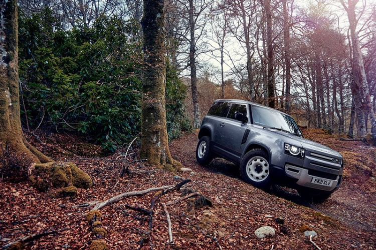 Khoang cabin của Land Rover Defender 90 2021 được thiết kế đẹp mắt và rất gọn gàng, với tạo hình các chi tiết cứng cáp và vuông vức như bảng táp-lô, vô lăng, khu vực cần số, ngăn xếp trung tâm,... đặc trưng của một cỗ máy thuần off-road. Với cấu hình 3 cửa và 2 hàng ghế, việc tiếp cận hàng ghế phía sau đòi hỏi thao tác khá… cồng kềnh. Bù lại, không gian ở hàng ghế sau rộng rãi một cách đáng ngạc nhiên, với khoảng để chân đủ để phục vụ cho người lớn. 