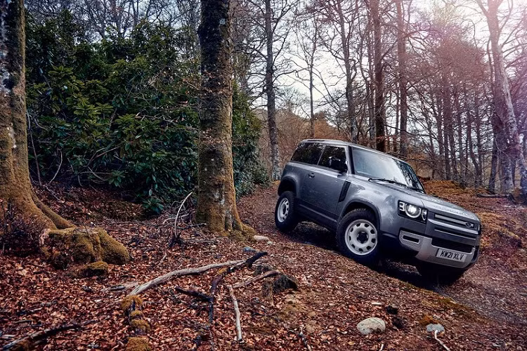 Khoang cabin của Land Rover Defender 90 2021 được thiết kế đẹp mắt và rất gọn gàng, với tạo hình các chi tiết cứng cáp và vuông vức như bảng táp-lô, vô lăng, khu vực cần số, ngăn xếp trung tâm,... đặc trưng của một cỗ máy thuần off-road. Với cấu hình 3 cửa và 2 hàng ghế, việc tiếp cận hàng ghế phía sau đòi hỏi thao tác khá… cồng kềnh. Bù lại, không gian ở hàng ghế sau rộng rãi một cách đáng ngạc nhiên, với khoảng để chân đủ để phục vụ cho người lớn. 