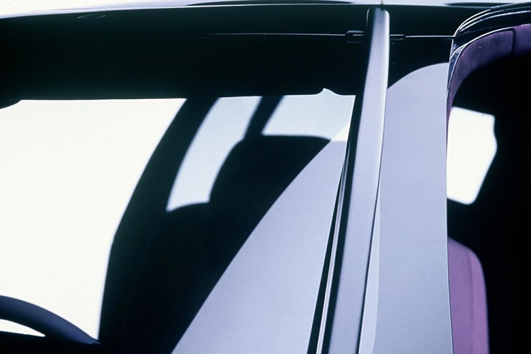 Thông qua F 100, Mercedes đã đưa ra những dự đoán tương lai vô cùng thú vị. Cho dù đó là điều khiển điện thoại trên vô lăng, kiểm soát khoảng cách, hay hệ thống giám sát áp suất lốp, những gì có vẻ như xa vời trong năm 1991 giờ đây đã trở nên phổ biến trên các phương tiện hiện đại. Do đó, hãy cùng nhìn lại một số công nghệ tương lai của Mercedes-Benz F 100 đặc biệt mà chúng ta thấy trên đường phố ngày nay.