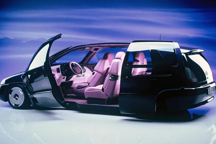 Hồi năm 1991, Mercedes-Benz từng hé lộ một mẫu concept có tên F 100. Với chữ “F” viết tắt cho chữ “future” (tương lai), chiếc xe này mang vai trò một cái nhìn thoáng qua về tương lai của không chỉ Mercedes với tư cách là một công ty, mà còn là ôtô nói chung. Chiếc xe nghiên cứu ra mắt lần đầu tiên cách đây 30 năm vào ngày 12/1/1991, tại Triển lãm Ô tô Quốc tế Bắc Mỹ (NAIAS). Các kỹ sư và nhà thiết kế chịu trách nhiệm về Mercedes-Benz F 100 đời 1991 đã làm việc nỗ lực nhất có thể để đưa nhiều công nghệ tiên tiến vào nó hơn mọi chiếc concept trước đó.