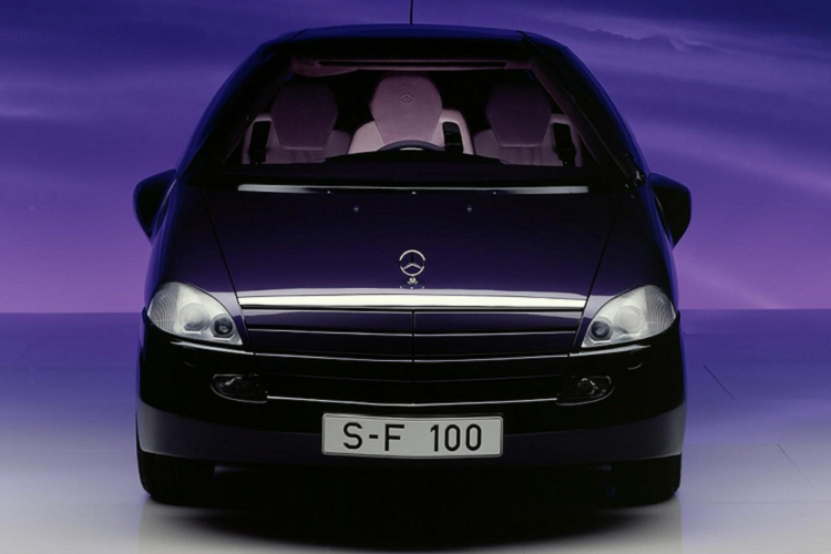 Ngoài các công nghệ an toàn và các biện pháp phòng ngừa va chạm, Mercedes-Benz thiết kế F 100 với nhiều tính năng vật chất chống va chạm. Những chi tiết như ghế lái trung tâm, cửa mở dễ dàng, và khoảng cách tới bề mặt nội thất xa hơn, tất cả đều giúp F 100 bảo vệ người ngồi trong trường hợp va chạm, cũng như cho phép họ dễ dàng thoát ra ngoài ngay sau đó. Trong khi Mercedes có thể không phải là nhà sản xuất xe đầu tiên áp dụng một số công nghệ được đề cập ở đây, nhưng tầm nhìn xa về chúng từ cách đây 3 thập kỷ của thương hiệu Đức là một điều đáng ghi nhận.