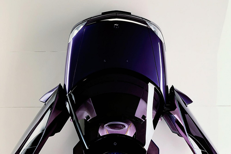 Mẫu concept F 100 có hệ dẫn động cầu trước, điều thường thấy trong ngàn, nhưng là điều chưa có tiền lệ đối với Mercedes ở thời đó. Tuy nhiên, điểm thực sự tỏa sáng của chiếc xe nghiên cứu là hệ thống truyền động sử dụng năng lượng hydro kết hợp với tấm pin mặt trời gắn trên nóc, một việc chưa từng xuất hiện hồi năm 1991. Thậm chí ngày nay cũng chỉ có một số ít xe chạy bằng hydro được bán trên thị trường toàn cầu, qua đó thực sự cho thấy Mercedes đã đi trước thời đại với ý tưởng này như thế nào.