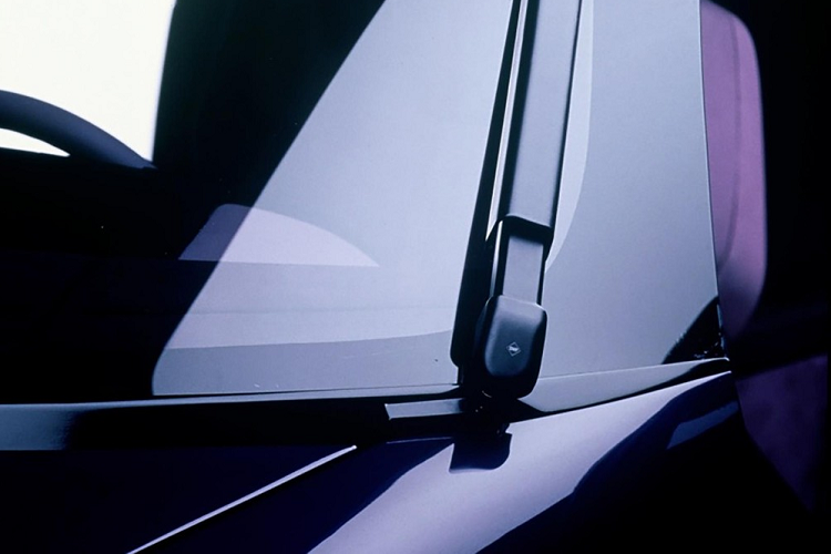 Công nghệ đầu tiên là đèn pha phóng điện qua khí. Nó được Mercedes giới thiệu lần đầu tiên vào năm 1995 trên W210 E-Class dưới dạng đèn pha Xenon. Mặc dù ngày nay chúng ta hầu như đã bỏ qua nhu cầu về đèn pha phóng điện qua khí nhờ đèn LED, trong nhiều năm sau khi công nghệ này ra mắt, chúng đã là một tính năng quan trọng với ôtô.