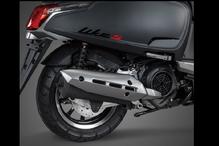 Ngoài ra, đây cũng là một chiếc xe tay ga đậm chất châu Á với bộ phuộc lò xo đôi phía sau, cặp phuộc ống lồng đôi phía trước.