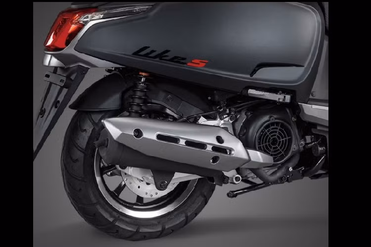 Ngoài ra, đây cũng là một chiếc xe tay ga đậm chất châu Á với bộ phuộc lò xo đôi phía sau, cặp phuộc ống lồng đôi phía trước.