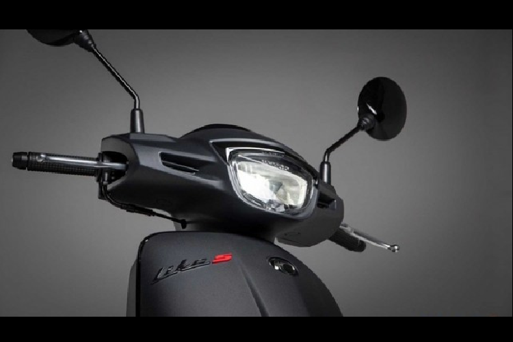 Mẫu xe ga Kymco Like Sport 125 thế hệ mới sở hữu dàn áo màu đen nhám khá lì lợm và đẹp mắt, cho vẻ đẹp trẻ trung hơn các màu còn lại của dòng xe.