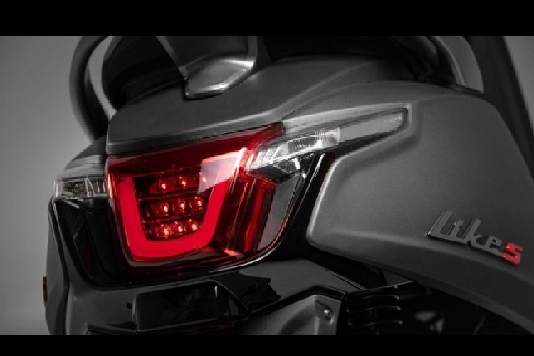 Thêm nữa, điểm nhấn đáng chú ý trên chiếc xe là chữ S màu đỏ nổi bật trên thân xe. Bên cạnh đó, mẫu xe tay ga này không có gì thay đổi về trang bị. Cụ thể là bộ đèn trênxe vẫn được trang bị hệ thống chiếu sáng LED, hệ thống phanh đĩa ở cả trước và sau, đặc biệt còn có trang bị ABS an toàn.