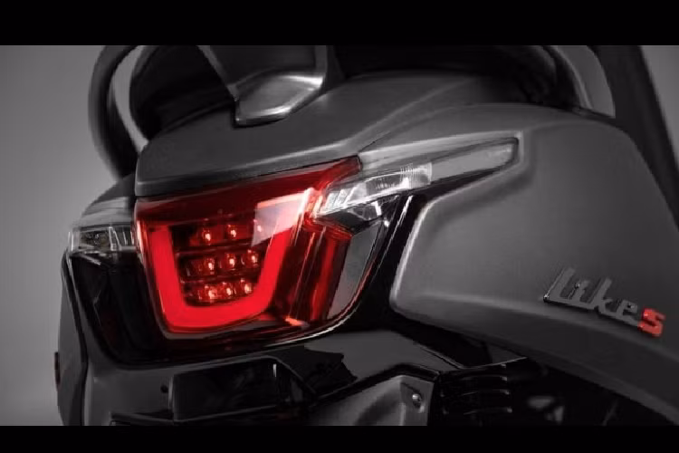 Thêm nữa, điểm nhấn đáng chú ý trên chiếc xe là chữ S màu đỏ nổi bật trên thân xe. Bên cạnh đó, mẫu xe tay ga này không có gì thay đổi về trang bị. Cụ thể là bộ đèn trênxe vẫn được trang bị hệ thống chiếu sáng LED, hệ thống phanh đĩa ở cả trước và sau, đặc biệt còn có trang bị ABS an toàn.