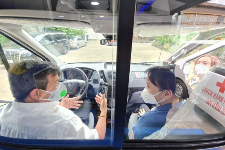 Được biết, sau khi sử dụng sang chiếc xe Ford Transit thế hệ mới, chiếc Hyundai Starex cũ của ông Đoàn Ngọc Hải sẽ được bán đi và toàn bộ số tiền bán xe này đều được ông phục vụ vào mục đích từ thiện.