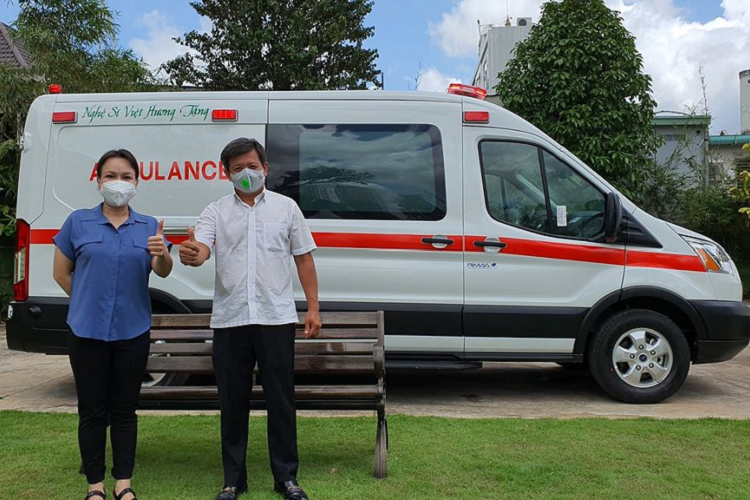 Mới đây, nghệ sĩ Việt Hương đã chính thức trao tặng tới ông Đoàn Ngọc Hải chiếc Ford Transit cứu thương đời mới sau khoảng 5 tháng chờ đợi. Được biết, chiếc xe này được phát triển dành riêng cho mục đích y tế và dựa trên nguyên mẫu Ford Transit. Xe có giá khoảng gần 3 tỷ đồng và được tích hợp sẵn rất nhiều trang bị chuyên ngành hiện đại.