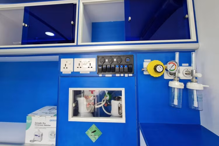 Theo hình ảnh được đăng tải có thể thấy, "người đồng hành" mới của ông Đoàn Ngọc Hải bên cạnh được trang bị những thiết bị y tế cơ bản thì còn sở hữu loạt thiết bị hiện đại, chuyên dùng hơn như đồng hồ đo huyết áp, máy thở, bình oxi, máy theo dõi bệnh nhân, máy hút dịch, bộ sơ cứu bỏng, bơm tiêm điện, máy sốc tim...