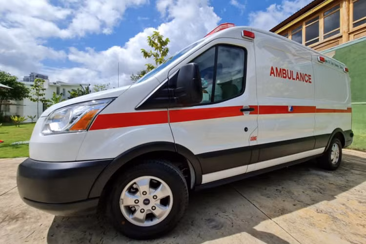 Điểm khác biệt đầu tiên trên chiếc xe MPV Ford Transit của ông Đoàn Ngọc Hải so với phiên bản thương mại nằm ở chi tiết toàn bộ cửa kính sau và hông xe đều được cố định. Tiếp tới, xe được trang bị thêm một bình ắc-quy nữa (ắc-quy kép) nhằm cho ra công suất phát điện lớn hơn, kèm theo đường dây điện riêng và một máy phát.