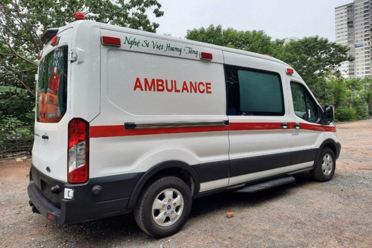 Ford Transit phiên bản cứu thương của ông Hải được trang bị động cơ V6 3.5L, sản sinh công suất 275 mã lực và 355 Nm mô-men xoắn, đi kèm trang bị hộp số tự động 10 cấp.