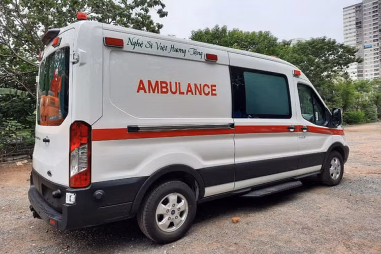 Ford Transit phiên bản cứu thương của ông Hải được trang bị động cơ V6 3.5L, sản sinh công suất 275 mã lực và 355 Nm mô-men xoắn, đi kèm trang bị hộp số tự động 10 cấp.