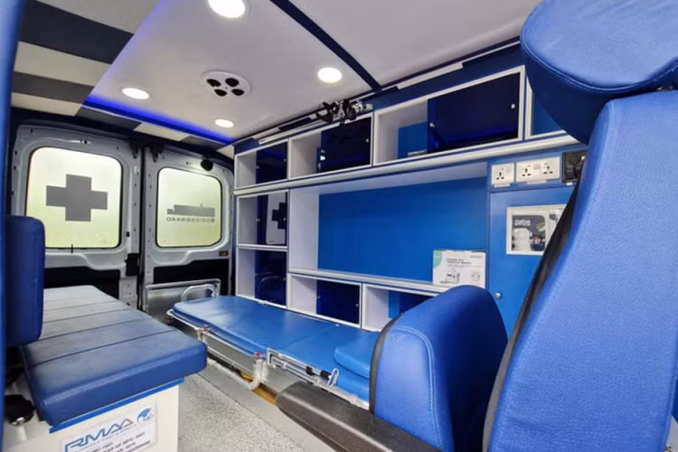 Ford Transit phiên bản cứu thương là mẫu xe được rất nhiều bệnh viện tại các quốc gia phát triển sử dụng bởi nhiều đặc tính ưu việt về mặt không gian, trang bị cũng như vận hành. Mẫu xe này có kích thước DxRxC lần lượt là 5.981 x 2.065 x 2.783 (mm). Với mục đích dành cho y tế, riêng khoang sau của xe được thiết kế làm cabin cho người bệnh với đầy đủ các thiết bị phục vụ cho việc cấp cứu lưu động.