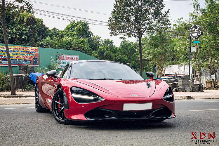 Dòng siêu xe McLaren 720S đã làm mưa làm gió tại Việt Nam với tổng cộng khoảng 14 chiếc được mang về nước với 2 phiên bản là Coupe và mui trần. Trong đó, 1 trong 6 chiếc McLaren 720S Coupe xuất hiện tại dải đất hình chữ S đã về 'làm dâu" tại tỉnh Đồng Nai.