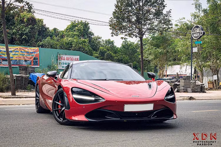 Dòng siêu xe McLaren 720S đã làm mưa làm gió tại Việt Nam với tổng cộng khoảng 14 chiếc được mang về nước với 2 phiên bản là Coupe và mui trần. Trong đó, 1 trong 6 chiếc McLaren 720S Coupe xuất hiện tại dải đất hình chữ S đã về 'làm dâu" tại tỉnh Đồng Nai.