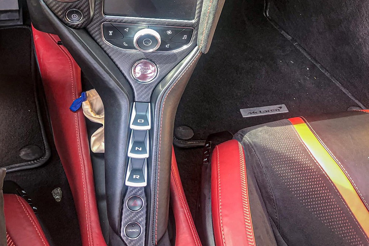 Theo hãng McLaren, 41% bộ phận của động cơ có tên mã M840T được lắp trên siêu xe McLaren 720S này là những chi tiết hoàn toàn mới. Động cơ kết hợp với hộp số SSG ly hợp kép 7 cấp, nhờ đó cho phép siêu xe McLaren 720S tăng tốc từ vị trí xuất phát lên 100 km/h trong 2,9 giây và giảm tốc từ 100-0 km/h trong 2,8 giây.