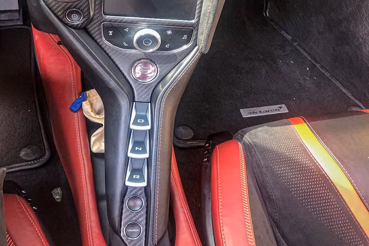 Theo hãng McLaren, 41% bộ phận của động cơ có tên mã M840T được lắp trên siêu xe McLaren 720S này là những chi tiết hoàn toàn mới. Động cơ kết hợp với hộp số SSG ly hợp kép 7 cấp, nhờ đó cho phép siêu xe McLaren 720S tăng tốc từ vị trí xuất phát lên 100 km/h trong 2,9 giây và giảm tốc từ 100-0 km/h trong 2,8 giây.