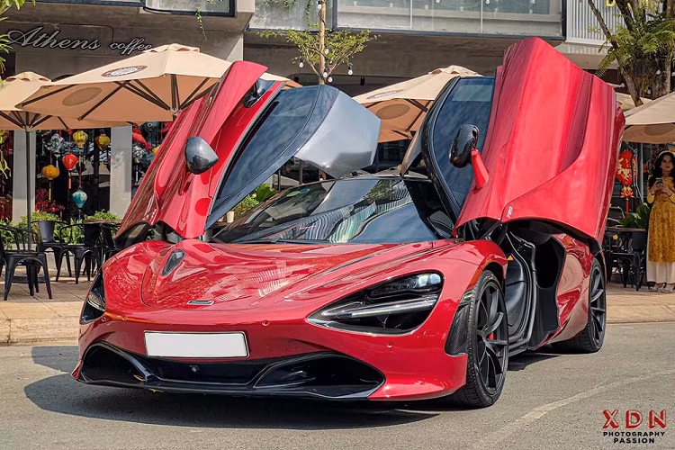 Chưa hết, McLaren 720S còn có thể tăng tốc từ 0-200 km/h trong 7,8 giây, 0-300 km/h trong 21,4 giây, hoàn thành quãng đường 400 mét trong 10,3 giây và đạt vận tốc tối đa 341 km/h. Các thông số này đều khiến giới mê tốc độ cực kỳ choáng ngợp. mức giá xe McLaren 720S khi mới về Việt Nam khoảng hơn 23 tỷ đồng.