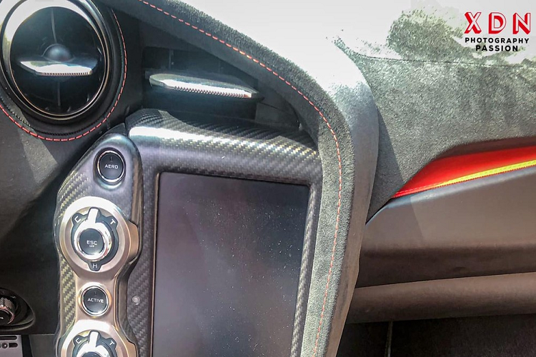 Bình thường, bảng đồng hồ kỹ thuật số có tên Full Display Mode của McLaren 720S sẽ hiển thị những thông tin như cấp số, vòng tua máy hay tốc độ. Những thông tin này sẽ được hiển thị theo những cách khác nhau ở các chế độ lái Comfort, Sport và Track. McLaren 720S được đánh giá là nhẹ hơn, nhanh hơn và thậm chí nhiều tính năng lái hấp dẫn hơn so với "đàn anh" 650S. Điểm làm nên sự hấp dẫn của siêu xe McLaren 720S không chỉ ở thiết kế đẹp mắt mà còn nằm ở trái tim V8, dung tích 4.0 lít từng mạnh nhất thế giới.